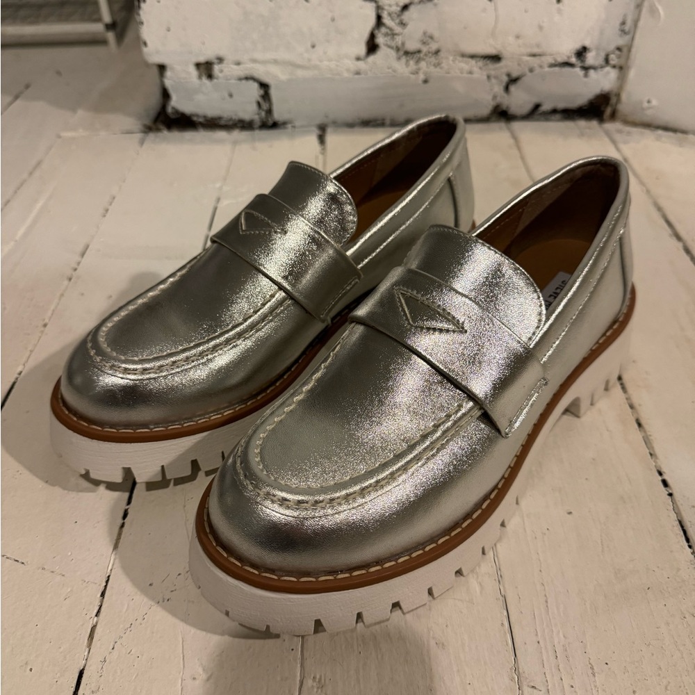 Steve Madden Silver platform loafer EUC